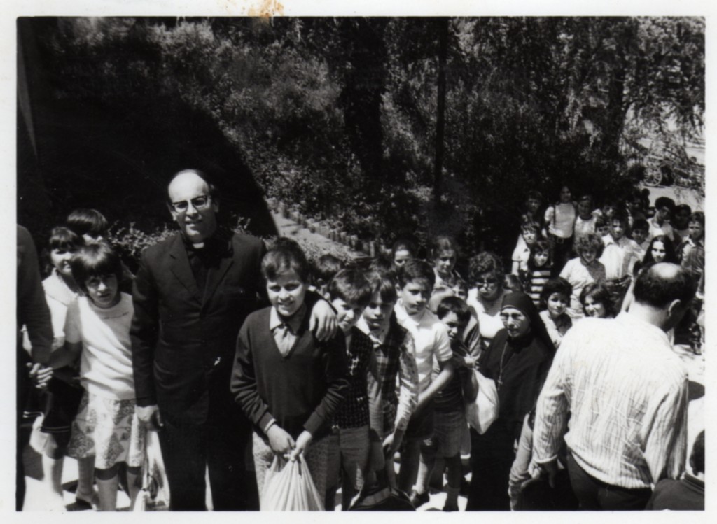 Don Giuseppe Caselli in gita con i ragazzi 1970